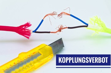 Bunte Kabel die getrennt und notdürftig geflickt wurden und einem Cuttermesser mit Aufschrift in...