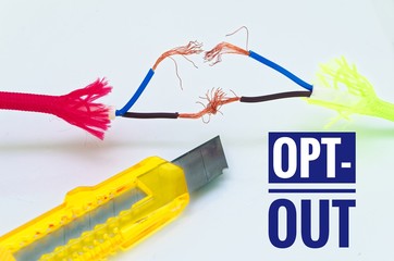 Bunte Kabel die getrennt und notdürftig geflickt wurden und einem Cuttermesser mit Aufschrift Opt-Out