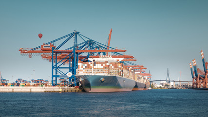 Containerschiff am Terminal im Hamburger Hafen   - obrazy, fototapety, plakaty