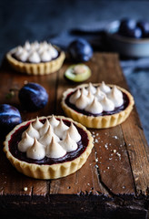 Delicious plum meringue tartlets