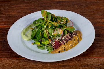 Tuna salad with beans