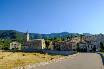 Vue sur le village de Savoillan, Provence, France. Le Mont Ventoux en arrière plan. 