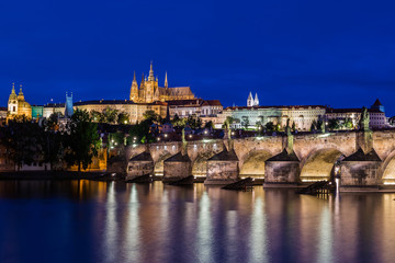 Prag – Karlsbrücke  und Veitsdom zur Blauen Stunde
