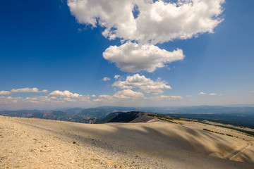Le sommet du Mont Ventoux, Provence, France. Vue panoramique sur le Provence, ciel bleu evec de beaux nuages. France. 