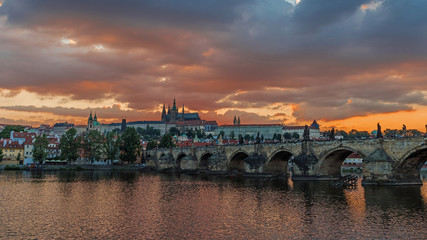 Obraz premium Prag – Karlsbrücke und Veitsdom bei Sonnenuntergang