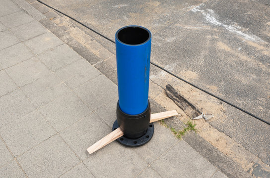 Ein neues St&uuml;ck Wasserleitung steht montagebereit auf der Strasse