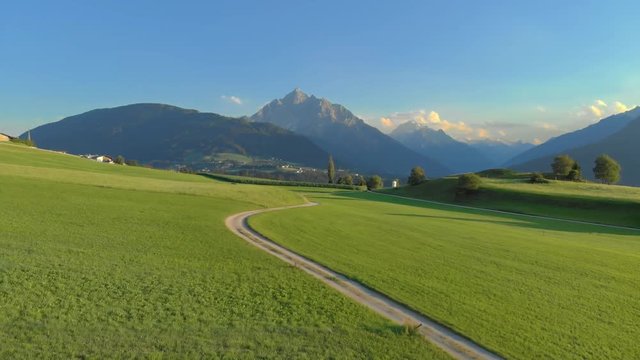 Flug Luftaufnahme Tirol Wipptal Europabrücke Serles Berge sunny day