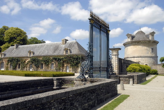 Chateau de Balleroy, grille d'entrée et pigeonnier, département Calvados, France