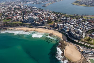 Foto op Canvas Newcastle Beach - luchtfoto Newcastle NSW Australië. Newcastle is de op een na oudste stad van Australië en het belangrijkste centrum ten noorden van Sydney. © jeayesy