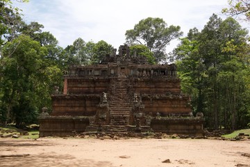 Fototapeta na wymiar Phimeanakas Temple in Angkor Thom, Angkor Wat, Cambodia　ピミアナカス　カンボジア　アンコール遺跡群　アンコール・トム　ヒンドゥー教寺院　