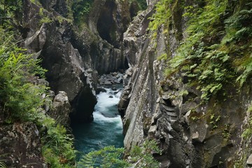 清流が流れる高千穂峡の風景