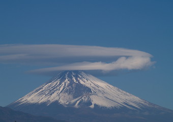 二重笠雲を纏った富士の山