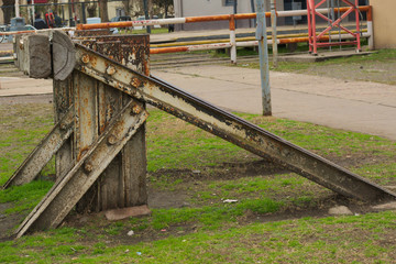 Antiguo para golpe ferroviario fuera de servicio