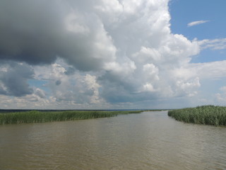 облака над озером