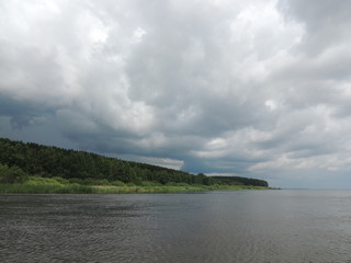облака над озером