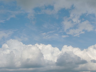 облака над озером