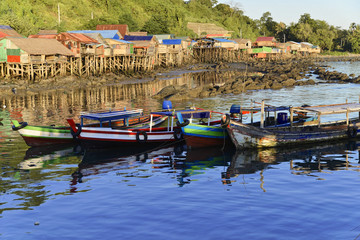 Fototapeta na wymiar Bunte Fischerboote im Meer vor dem Strand des Fischerdorfes Ngapali, Thandwe, Rakhine-Staat, Myanmar, Asien