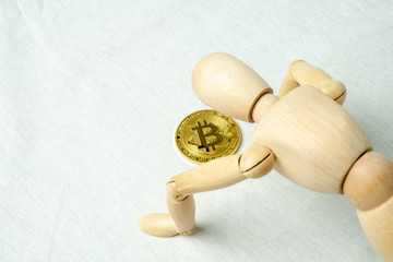 ビットコインを見つめるマネキン