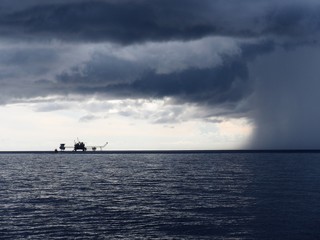 Obraz premium Storm is approaching central processing platform in the gulf.