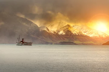 Fotobehang toeristische boot cruisen in Lake Wakatipu Queenstonw Southland Nieuw-Zeeland © stockphoto mania