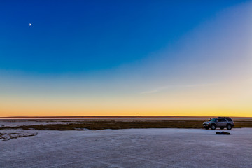 Obraz premium The stunning Blue Hour at sunset above the tent night of the shore of Tuzbair salt dry lake, Mangystau, Kazakhstan