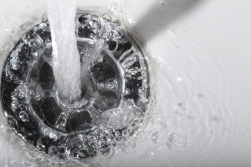 Смыв воды в раковину