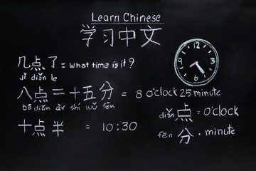 Fototapeta na wymiar Learning chinese to tell time in class room.