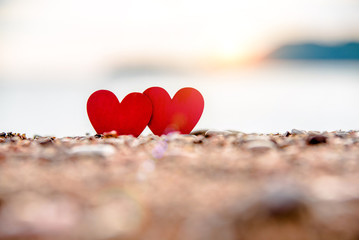 Obraz premium romantic symbol of two hearts on the beach 