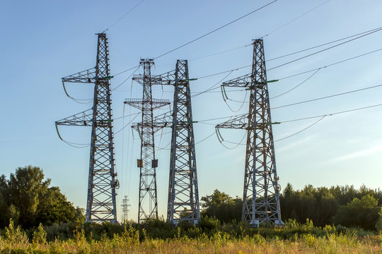 Electricity distribution with high voltage power lines