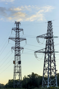 Electricity distribution with high voltage power lines