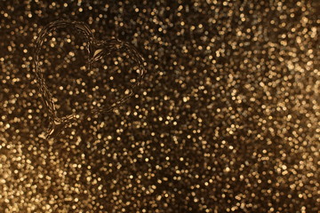 красивое сердце из капелек воды  на блестящем фоне      