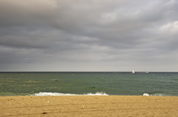 Meer, Sand und Himmel am Stadtstrand von Barcelona, Katalonien, Spanien