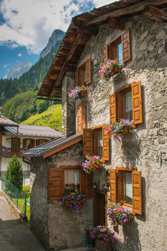 Sottoguda, uno dei borghi pi&ugrave; belli d'Italia in Veneto ai piedi della Marmolada