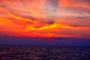 Obraz na płótnie Canvas sunset over sea