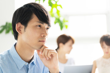 考える男性