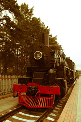 The locomotive, the rails of the platform