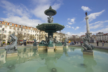 Fototapeta na wymiar La fontana di Piazza Rossio a Lisbona