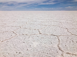Obraz premium Uyuni Salt flats with bright blue sky and reflections