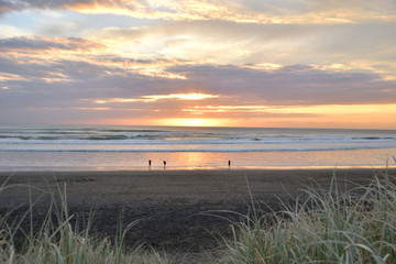 Abendrot mit Sonnenuntergang am Muriwai Beach in Neuseeland