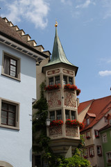 Ein Turmanbau an einem Haus