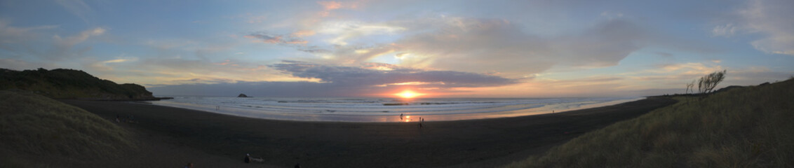 Obraz premium Abendrot mit Sonnenuntergang am Muriwai Beach in Neuseeland