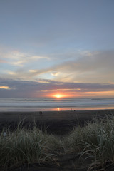Abendrot mit Sonnenuntergang am Muriwai Beach in Neuseeland