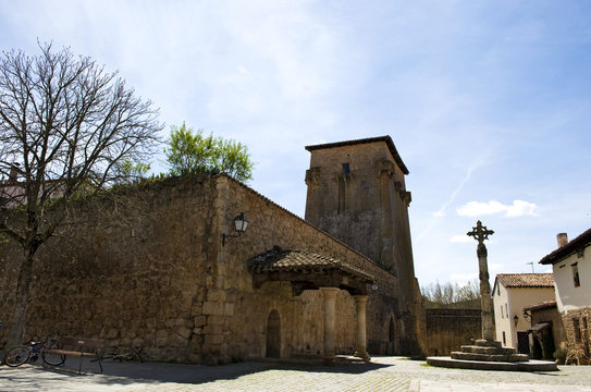 Covarrubias. Platz beim Torrejón der Fernán González im mittelalterlichen Fachwerkort Covarrubias, Provinz Burgos, Kastilien, Spanien