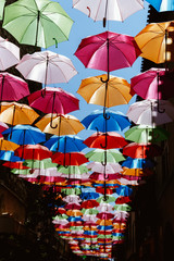 Fototapeta na wymiar Viele bunte Regenschirme dienen als Dekoration und Sonnenschutz in Carcassonne, Frankreich