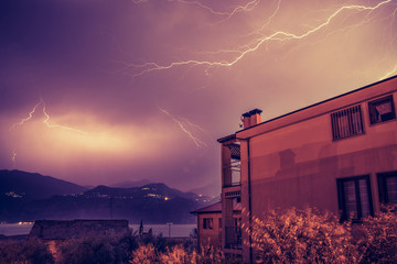 Blitzeinschlag über Häuserdach, Unwetter in Italien
