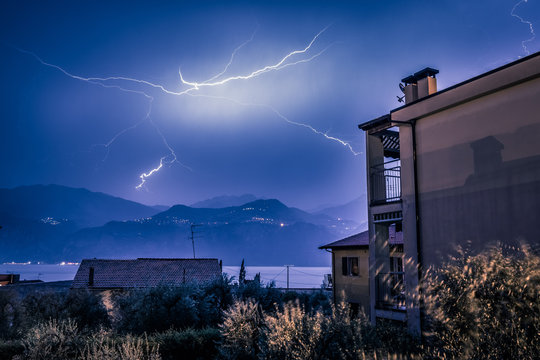 Blitzeinschlag &uuml;ber H&auml;userdach, Unwetter in Italien