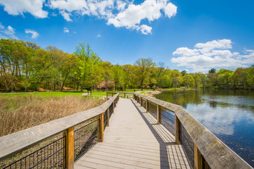 Naklejka premium Boardwalk at the Duck Pond at Edgewood Park in New Haven, Connecticut