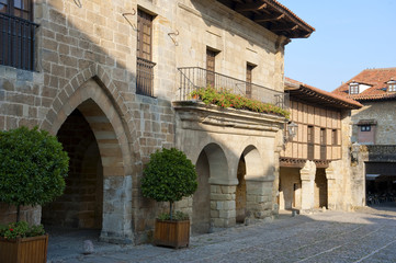 Fototapeta premium Arkaden an der Plaza Mayor in Santillana del Mar, Cantabria; Kantabrien; Spanien;