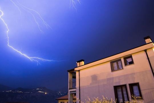 Blitzeinschlag &uuml;ber H&auml;userdach, Unwetter in Italien