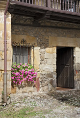 Fototapeta na wymiar Altes Wohnhaus im Ort Comillas, Cantabria; Kantabrien; NordkŸste; GrŸne KŸste; Costa Verde; Spanien
